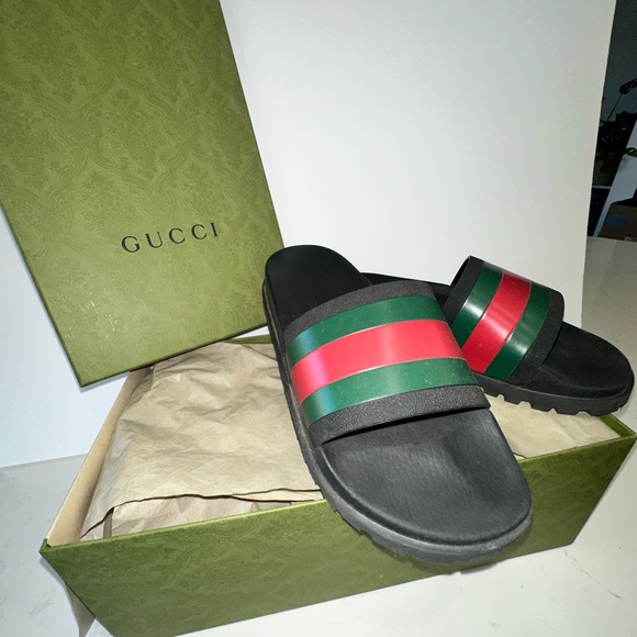 Men’s size 8 Gucci slippers. Worn once, comes with box. - Picture 4 of 5